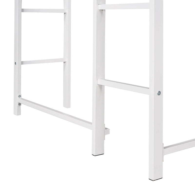 Lit mezzanine simple en métal avec échelle, barrière, étagères et bureau