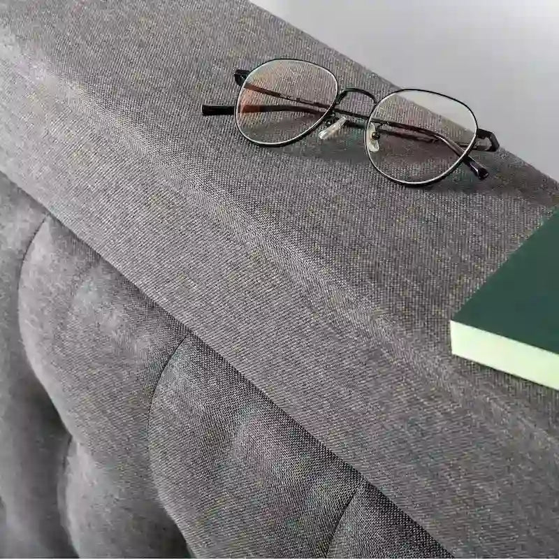 Cadre de lit plateforme capitonné gris foncé boutonné