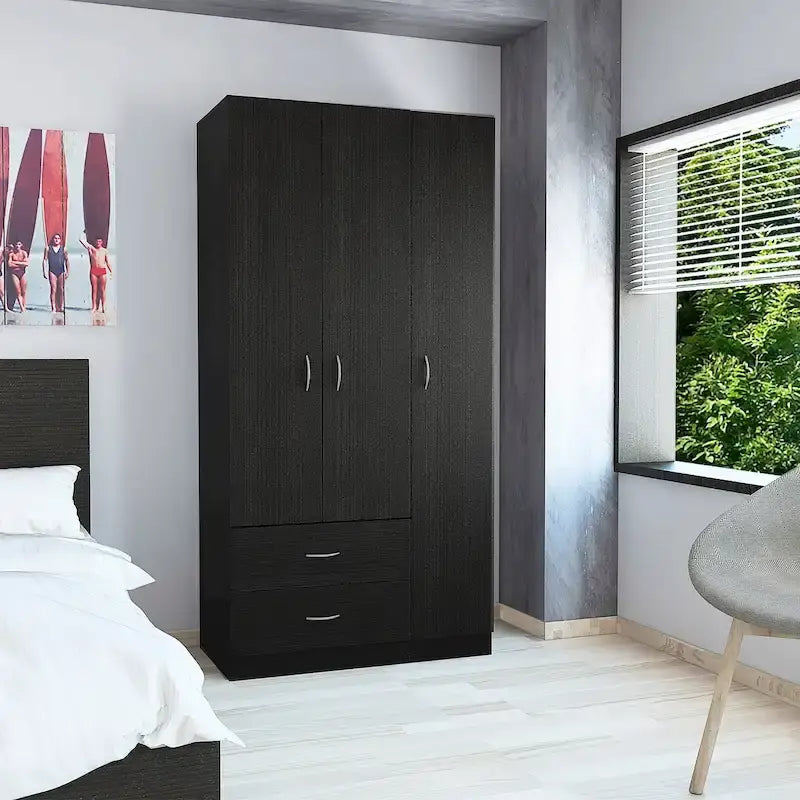 Armoire trois portes avec tiroirs, étagères et penderie