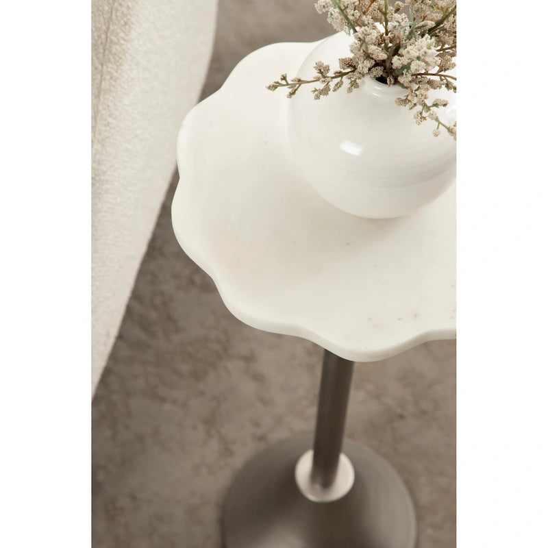 Table d'appoint festonnée en marbre et métal