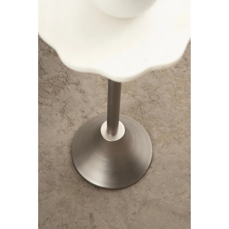 Table d'appoint festonnée en marbre et métal